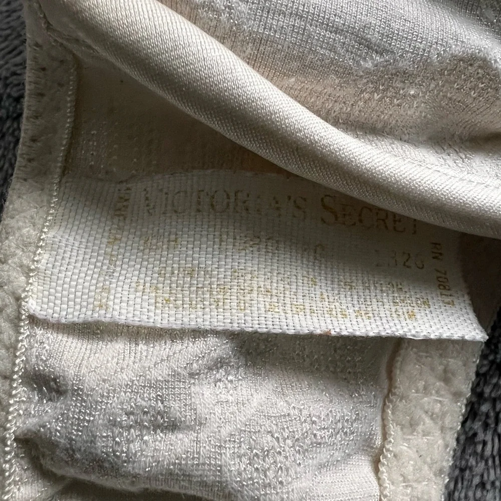 Victoria’s Secret Front-Closure Bra – Size 32B - Picture 4 of 5